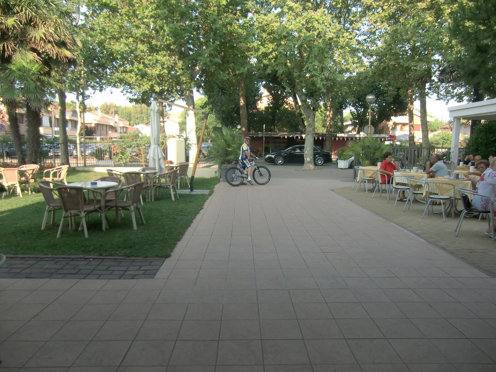 Hotel Explorer Cervia Exterior foto